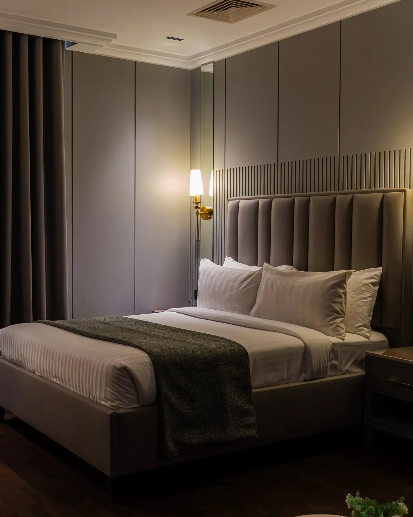 A deluxe queen room at Faletti’s Boutique Multan