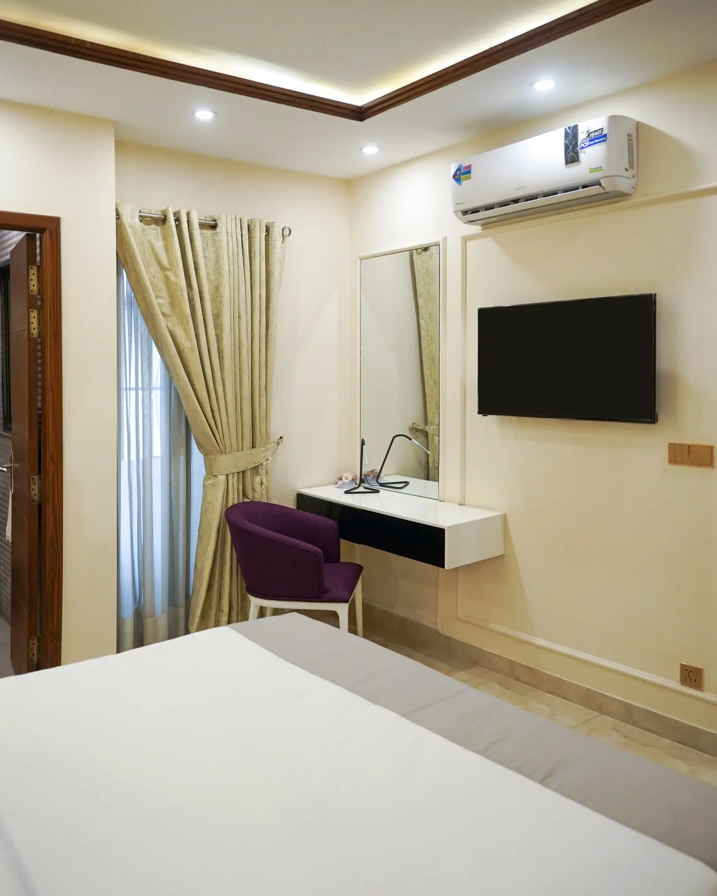 A guest room and work desk