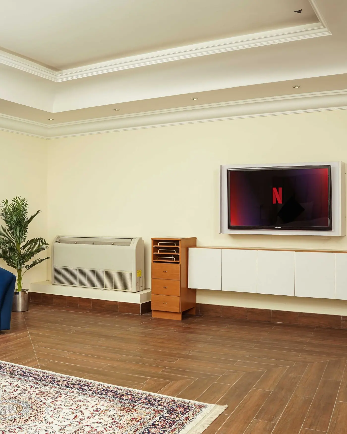 The sitting area of a suite at Faletti’s Grand Bahawalpur