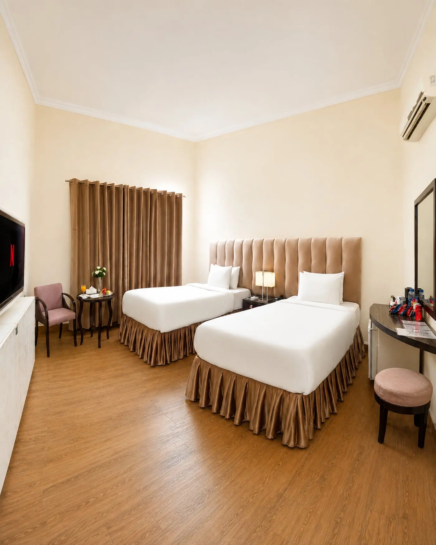 A standard twin room at Faletti’s Grand Bahawalpur