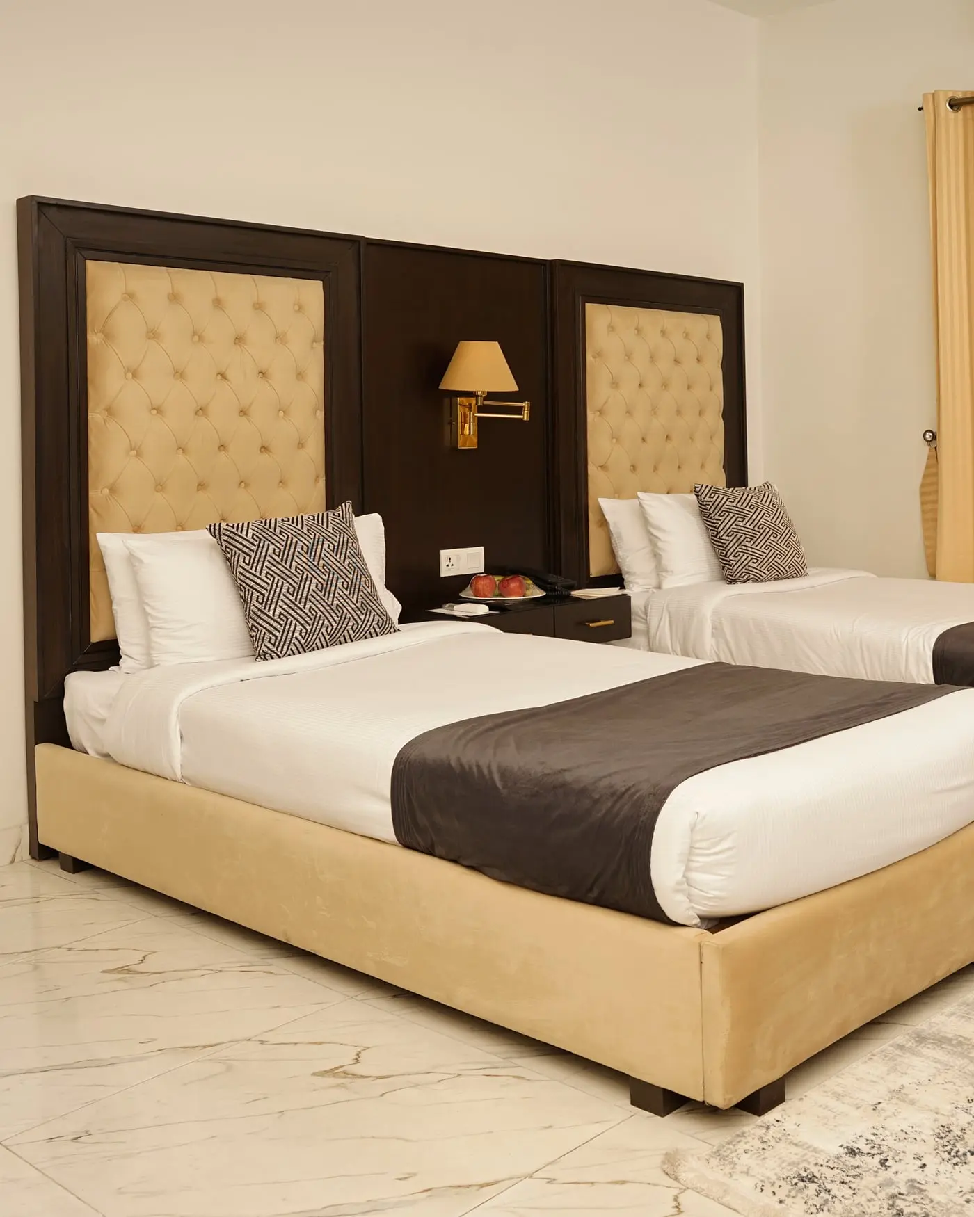 A standard room with twin beds at Faletti’s Grand Gulberg