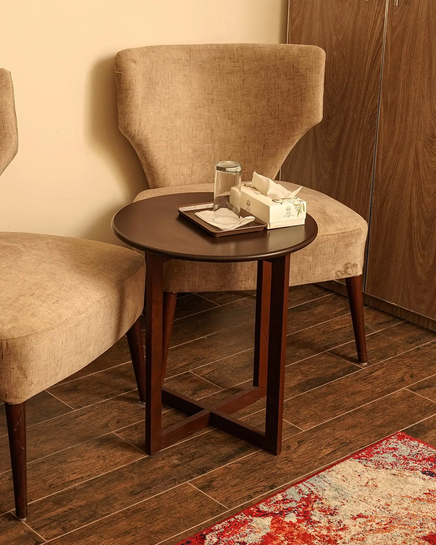 A guest room seating corner